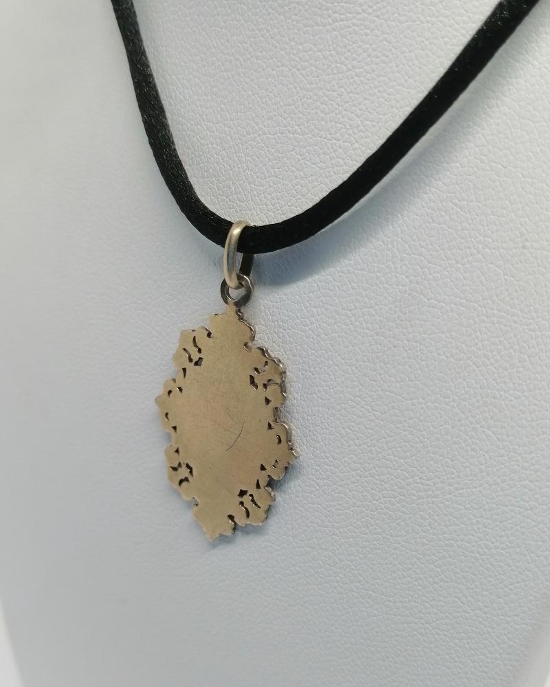 Pendentif argent , médaille en vermeil avec vierge, et frise ajourée, vers 1920. – Image 4