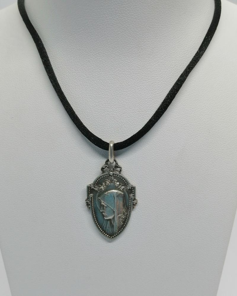 Pendentif argent, médaille de la Vierge, signée Becker, vers 1900.