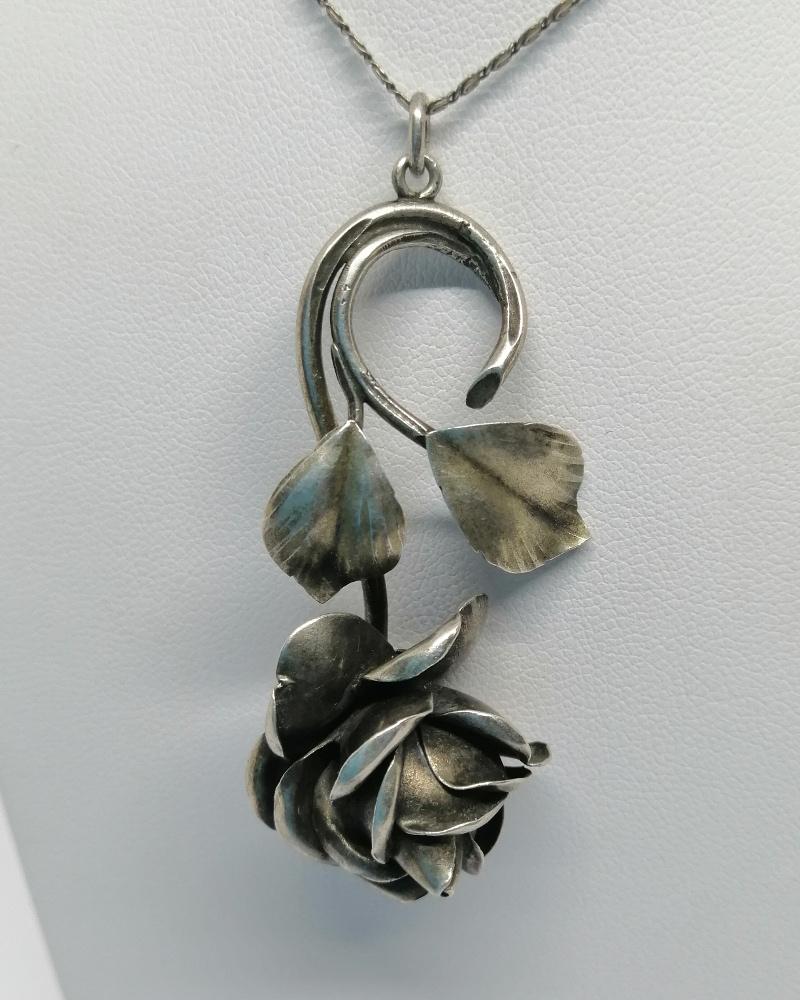 Pendentif argent, importante rose épanouie et son feuillage, 1900-20. – Image 2