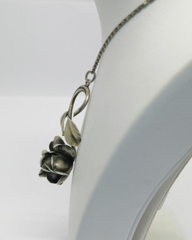 Pendentif argent, importante rose épanouie et son feuillage, 1900-20. – Image 3