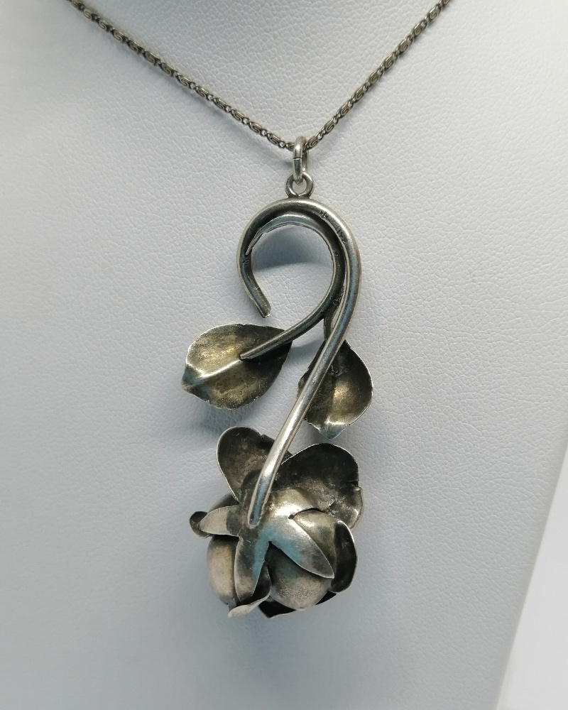 Pendentif argent, importante rose épanouie et son feuillage, 1900-20. – Image 4