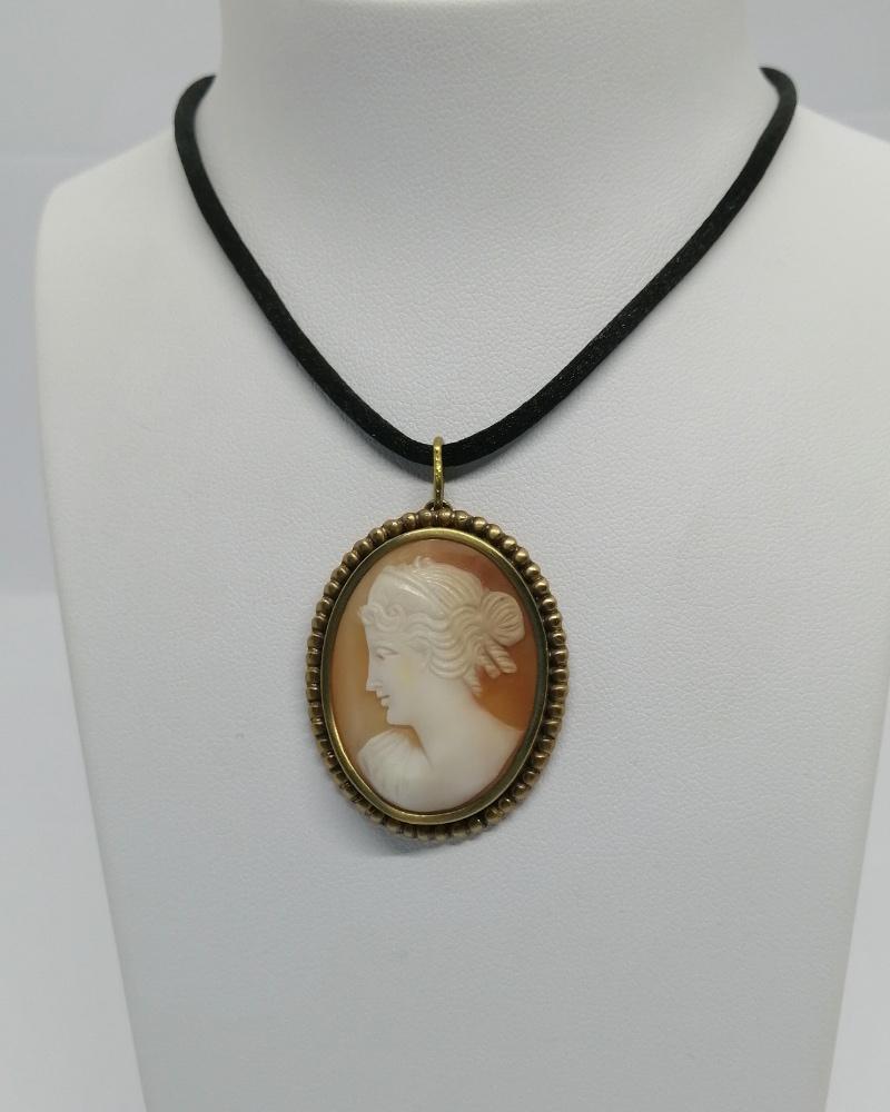 Pendentif, ovale, et camée coquillage, portrait féminin, vers 1920-30.