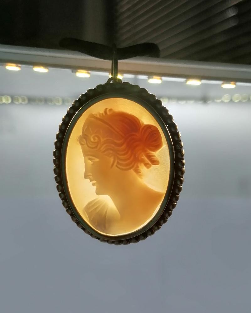 Pendentif, ovale, et camée coquillage, portrait féminin, vers 1920-30. – Image 2