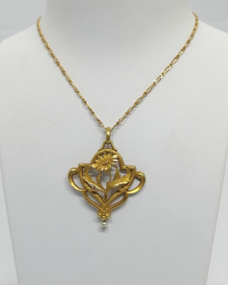 Pendentif en plaqué or, marque Oria, ondulant et floral, Art Nouveau, 1900.