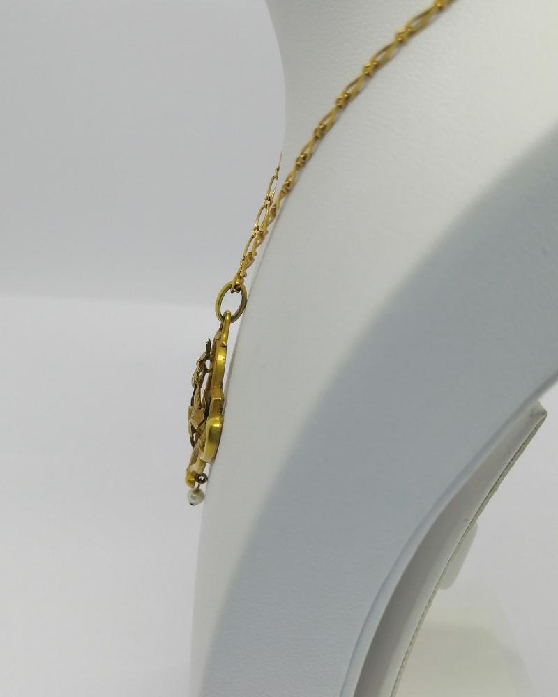 Pendentif en plaqué or, marque Oria, ondulant et floral, Art Nouveau, 1900. – Image 2
