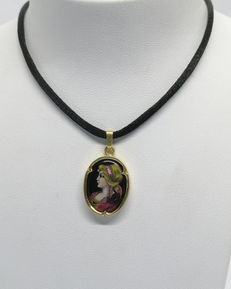 Pendentif or jaune, émail sur cuivre, portrait femme au ruban rose, Limoges, signé, vers 1930-40.