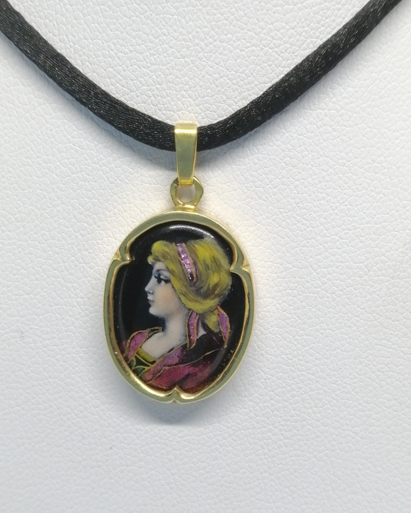 Pendentif or jaune, émail sur cuivre, portrait femme au ruban rose, Limoges, signé, vers 1930-40. – Image 2