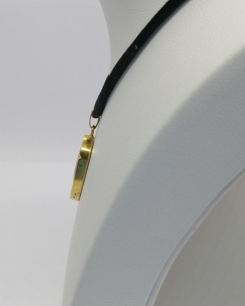 Pendentif or jaune, émail sur cuivre, portrait femme au ruban rose, Limoges, signé, vers 1930-40. – Image 3