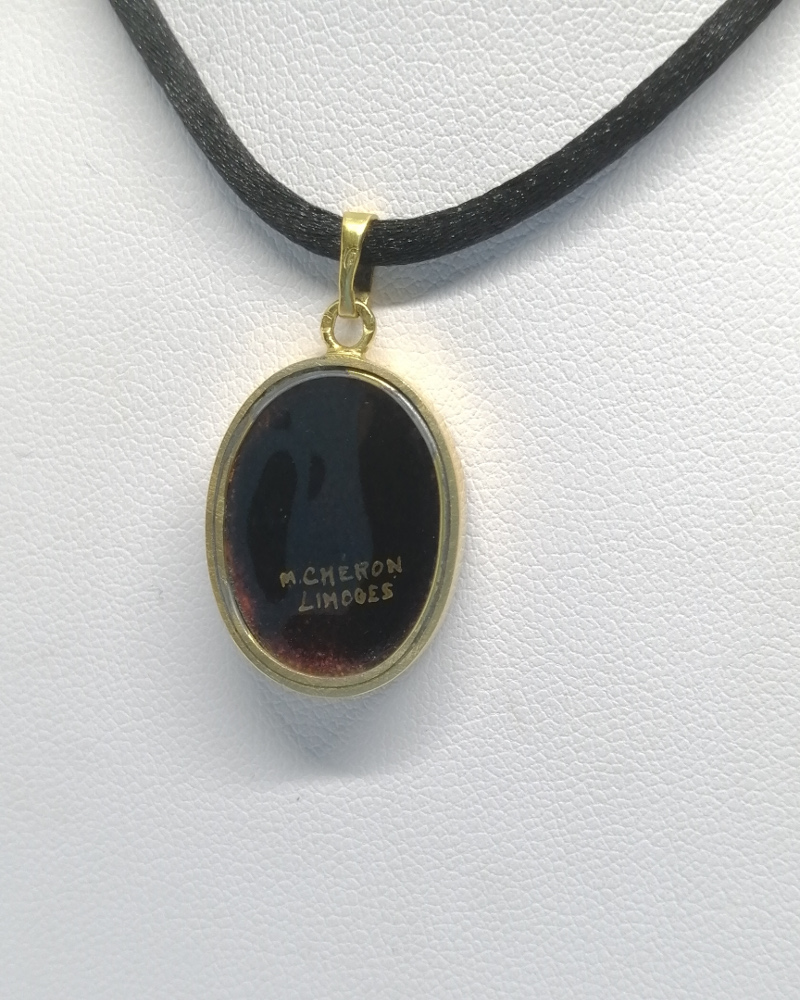 Pendentif or jaune, émail sur cuivre, portrait femme au ruban rose, Limoges, signé, vers 1930-40. – Image 4